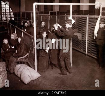 Inspecteurs américains examinant les yeux des immigrants, Ellis Island, port de New York 1913 Banque D'Images