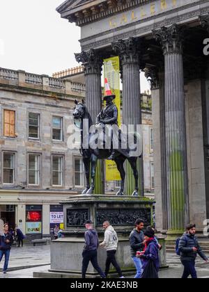 Galerie néoclassique d'art moderne, Goma, Glasgow, Écosse, Royaume-Uni, Duc de Wellington portant un cône de circulation et la région qui a l'air délabrée et louche. Banque D'Images