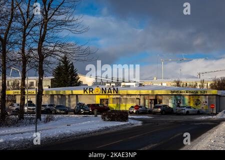 Reykjavik, Islande - 25 janvier 2022 : supermarché de Kronan en hiver. Banque D'Images