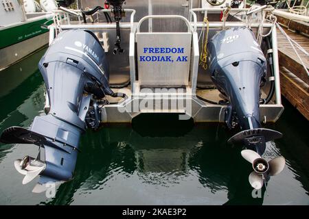 Deux grands moteurs de bateaux Yamaha hors-bord. Bateaux de pêche charters et commerciaux dans le port; Kodiak; Alaska; États-Unis Banque D'Images