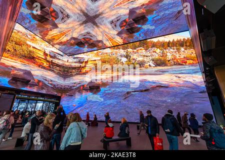 Londres, Royaume-Uni. 2 novembre 2022. Vue générale du bâtiment NOW qui a ouvert ses portes le 1 novembre. Il abrite un grand atrium, ouvert au public, et diffuse du contenu vidéo et des expériences immersives sur des écrans LED à 360 degrés à l'intérieur comme à l'extérieur. Le bâtiment de quatre étages est situé à côté de la gare de Tottenham court Road et fait partie du nouveau quartier d'Outernet qui, à part le bâtiment actuel, comprend des galeries publiques, un lieu de musique live de 2000 capacité et d'autres espaces de musique et de vente au détail. Credit: Stephen Chung / Alamy Live News Banque D'Images