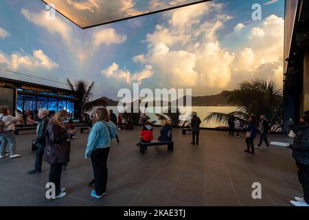 Londres, Royaume-Uni. 2 novembre 2022. Vue générale du bâtiment NOW qui a ouvert ses portes le 1 novembre. Il abrite un grand atrium, ouvert au public, et diffuse du contenu vidéo et des expériences immersives sur des écrans LED à 360 degrés à l'intérieur comme à l'extérieur. Le bâtiment de quatre étages est situé à côté de la gare de Tottenham court Road et fait partie du nouveau quartier d'Outernet qui, à part le bâtiment actuel, comprend des galeries publiques, un lieu de musique live de 2000 capacité et d'autres espaces de musique et de vente au détail. Credit: Stephen Chung / Alamy Live News Banque D'Images