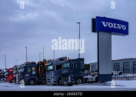 Reykjavik, Islande - 25 janvier 2022 : une colonne avec le logo de Volvo car Corporation. Rangée de camions stationnés en arrière-plan, jour d'hiver, personne. Banque D'Images