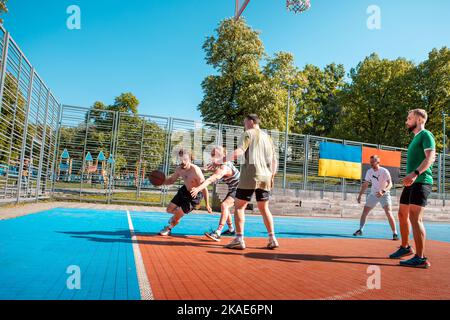 Lviv, Ukraine - 12 mai 2022 : hommes jouant au basket-ball en plein air Banque D'Images