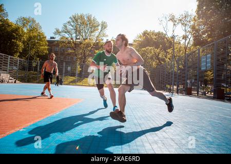 Lviv, Ukraine - 12 mai 2022 : hommes jouant au basket-ball en plein air Banque D'Images