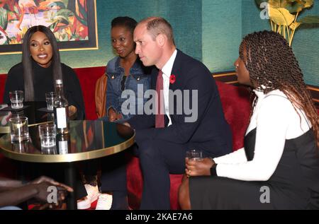 Le Prince de Galles parle avec les étudiants de leurs expériences lorsqu'il assiste à un événement dans le cadre du festival biennal du film de la Royal Africa Society, film Africa, au Garden Cinema, Londres. Date de la photo: Mercredi 2 novembre 2022. Banque D'Images