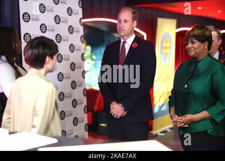 Le Prince de Galles parle avec les étudiants de leurs expériences lorsqu'il assiste à un événement dans le cadre du festival biennal du film de la Royal Africa Society, film Africa, au Garden Cinema, Londres. Date de la photo: Mercredi 2 novembre 2022. Banque D'Images