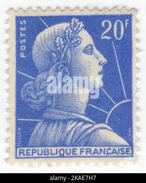 FRANCE - 1957: 20 francs Vermilion ultra-amarin représentant Marianne — la personnification nationale de la République française depuis la Révolution française, comme une personnification de la liberté, de l'égalité, de la fraternité et de la raison, ainsi qu'une représentation de la Déesse de la liberté. Elle est représentée dans le Triumph de la République, une sculpture en bronze surplombant la place de la Nation à Paris. En tant qu'icône nationale, Marianne représente l'opposition à la monarchie et le champion de la liberté et de la démocratie contre toutes les formes d'oppression. Marianne portait également une blatte et une casquette rouge de Phrygian Banque D'Images