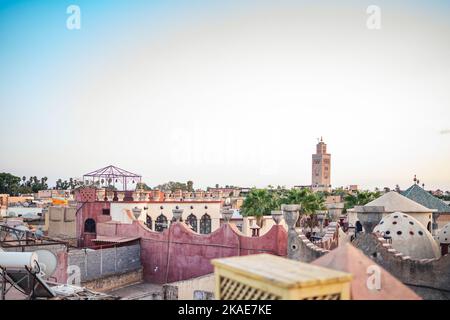 Vue sur les bâtiments traditionnels arabes de Marrakech, au Maroc Banque D'Images