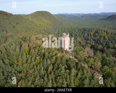 VUE AÉRIENNE. Ruines du château de Waldeck. Éguelshardt, Moselle, Grand est, France. Banque D'Images