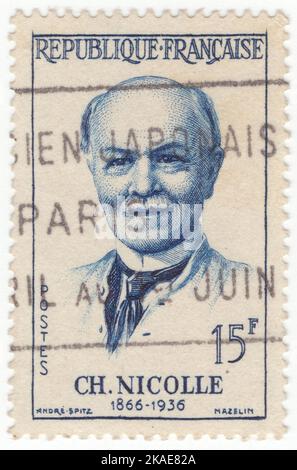 FRANCE - 1958 25 janvier : timbre-poste bleu profond de 15 francs représentant le portrait de Charles Nicolle (Charles Jules Henri Nicolle). Bactériologue français, il a reçu le prix Nobel de médecine pour son identification des poux comme vecteur du typhus épidémique Banque D'Images