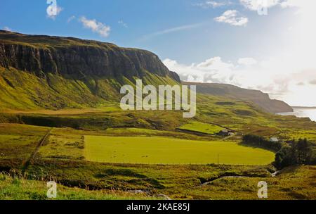 Vue sur les spectaculaires falaises de Gribun depuis la route B8035 sur la côte ouest de l'île de Mull, Argyll et Bute, en Écosse. Banque D'Images