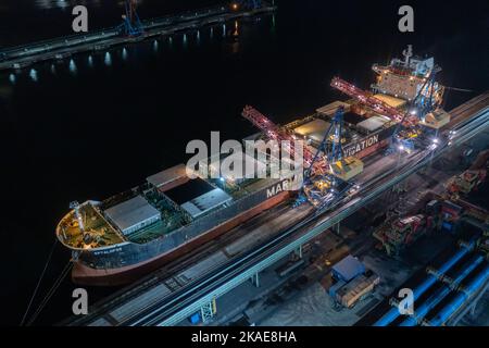 Nakhodka, Russie - 8 août 2022: Les navires de mer sont chargés à un amarrage la nuit. Banque D'Images
