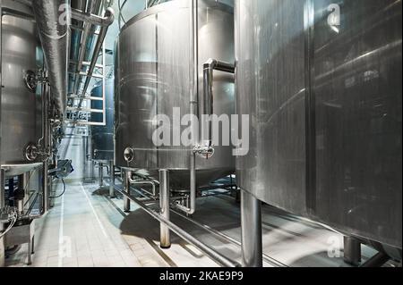 Réservoir dans l'atelier de l'usine de produits laitiers traités thermiquement Banque D'Images