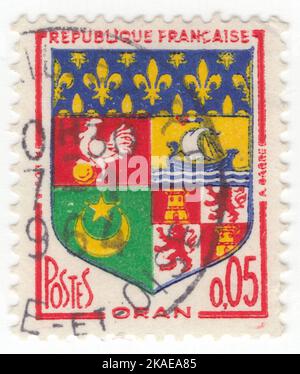 FRANCE - 1960 15 octobre : timbre-poste rouge, bleu, jaune et émeraude de 5 centimes représentant les armes d'Oran, est une ville côtière importante située dans le nord-ouest de l'Algérie sous administration française. Elle est considérée comme la deuxième ville la plus importante d'Algérie après la capitale Alger, en raison de sa population et de son importance commerciale, industrielle et culturelle. Il se trouve à 432 km (268 mi) ouest-sud-ouest d'Alger Banque D'Images