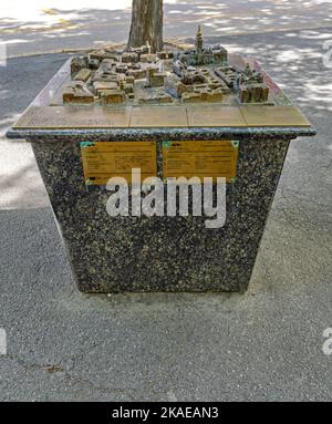 Subotica, Serbie - 01 août 2022: Figurine de bronze 3D relief carte des points de repère du centre-ville avec écriture tactile en braille. Banque D'Images