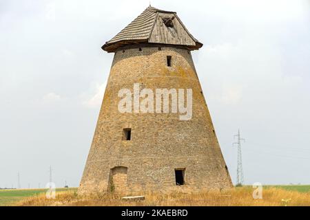 Melenci, Serbie - 30 juillet 2022 : ancienne structure de moulin à vent abandonnée près du village de Melenci en Voïvodine. Banque D'Images