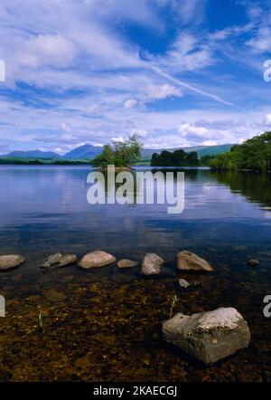 Vue E d'Ardanaiseig Iron Age crannog, une île artificielle qui abrite l'entrée de la rivière Awe dans la partie nord-ouest du Loch Awe, Argyll, Écosse, Royaume-Uni Banque D'Images