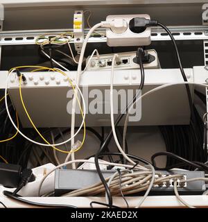 Câbles d'ordinateur réseau connectés à un routeur ou à un modem au bureau Banque D'Images