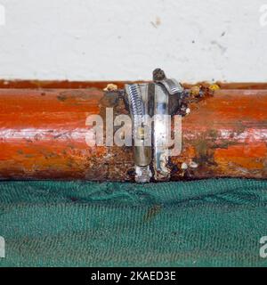 Fixer le raccord sur un tuyau d'eau qui fuit. Mise au point sélective Banque D'Images