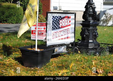 Rutherford, New Jersey, Etats-Unis - 29 octobre 2022 : panneau « prier pour l'Amérique », drapeau « ne pas faire de pas de pas sur moi » de Gadsden, et panneau pour le républicain Billy Prempeh. Banque D'Images