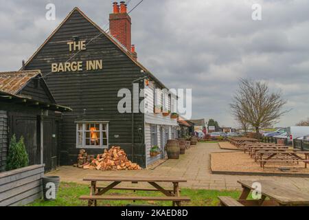 The Barge Inn, Battlesbridge, Royaume-Uni. Pub historique, météo. Bâtiment répertorié. Banque D'Images