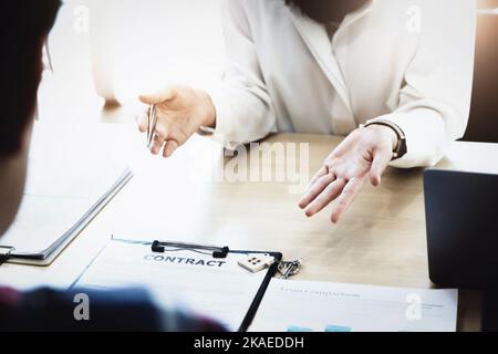 l'agent immobilier donne un accord entre le stylo et les documents avec le client pour signer le contrat. Accord de concept. Banque D'Images
