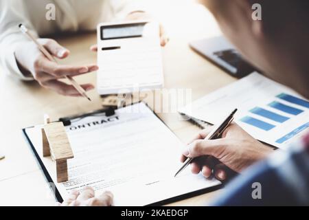 l'agent immobilier donne un accord entre le stylo et les documents avec le client pour signer le contrat. Accord de concept. Banque D'Images