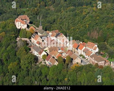 VUE AÉRIENNE. Village médiéval sur un promontoire entouré d'une forêt épaisse. La petite Pierre, Bas-Rhin, Alsace, Grand est, France. Banque D'Images