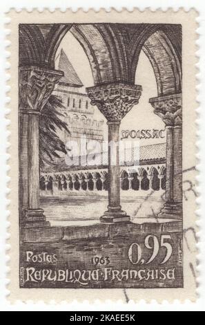 FRANCE - 1963 15 juin : timbre-poste noir et marron foncé de 95 centimes représentant Cloître de l'abbaye Saint-Pierre de Moissac, ville du département du Tarn-et-Garonne dans la région occitanie du sud de la France. Moissac est situé au confluent des rivières Garonne et Tarn, au Canal de Garonne. Moissac est connu internationalement pour le patrimoine artistique préservé dans l'abbaye médiévale de Moissac, un monastère bénédictin et Cluniac. Un certain nombre de ses bâtiments médiévaux survivent, y compris l'église abbatiale, qui a une célèbre et importante sculpture romane autour de l'entrée Banque D'Images