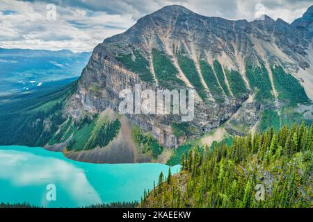 Lac Louise, vu depuis le sentier du lac Agnes dans les Rocheuses canadiennes, Alberta, Canada Banque D'Images