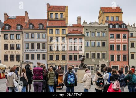 Warschau, Pologne. 02nd novembre 2022. Les passants écoutent un moulin à orgue sur la place du marché dans la vieille ville de Varsovie. Credit: Jan Woitas/dpa/Alay Live News Banque D'Images