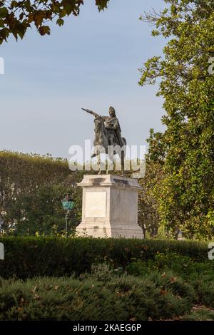 Vue verticale sur le paysage de la statue du roi Louis XIV dans le jardin de la Promenade du Peyrou, Montpellier, France Banque D'Images