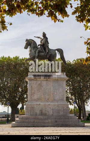 Vue sur le paysage d'automne de la statue du roi Louis XIV dans le jardin de la Promenade du Peyrou, Montpellier, France Banque D'Images