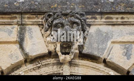 Vue rapprochée du décor de sculpture à tête de lion sur l'ancien mur en pierre du jardin de la Promenade du Peyrou, Montpellier, France Banque D'Images