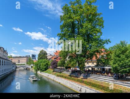 Tour en bateau sur la rivière Ljubljana, vue depuis Mesarski, la plupart de la vieille ville de Ljubljana, Slovénie Banque D'Images