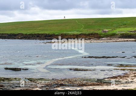 Marée haute en chemin de béton à l'île de Brough de Birsay, le continent d'Orkney, Banque D'Images