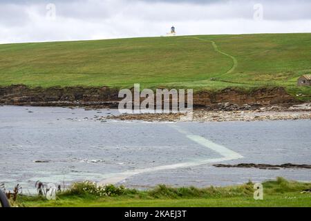 Marée haute en chemin de béton à l'île de Brough de Birsay, le continent d'Orkney, Banque D'Images