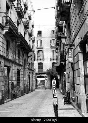 Un cliché vertical d'une rue étroite dans un puits d'encre à Barcelone, Espagne Traduction: ART Banque D'Images