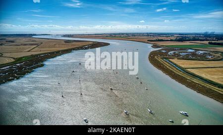 Un plan aérien de la rivière Deben avec des navires dans elle et entouré de champs pendant la journée Banque D'Images