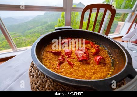 Repas espagnol traditionnel. Paella avec homard. Cuisine savoureuse de Valence. Banque D'Images