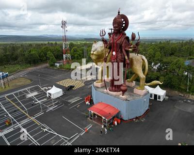 Une antenne de la statue géante de Durga Mata autour du lac de Ganga Talao à Maurice, en Afrique de l'est Banque D'Images