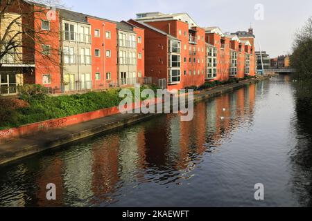 Bâtiments le long de la rivière Soar, Leicester City, Leicestershire, Angleterre; Grande-Bretagne; ROYAUME-UNI Banque D'Images