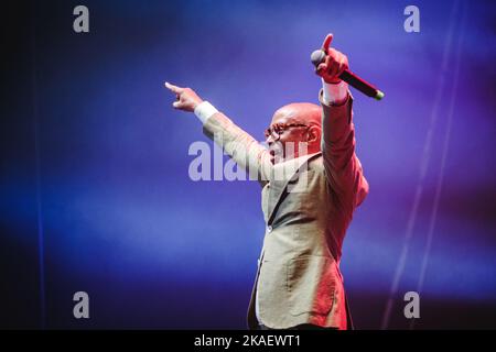 Zurich, Suisse. 28th, octobre 2022. Le groupe allemand Eurodance LayZee, anciennement de M. President, joue un concert en direct pendant le Die Mega 90s Party à Hallenstadion à Zurich. Ici le rappeur et chanteur LayZee est vu en direct sur scène. (Crédit photo: Gonzales photo - Tilman Jentzsch). Banque D'Images