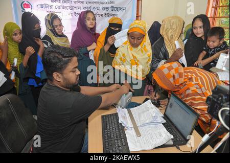 Sylhet, Bangladesh. 02nd novembre 2022. Un personnel de la commission électorale scanne l'iris d'un électeur au cours D'Un grand nombre de personnes qui attendent dans une file d'attente et fournit des données dans le bureau de l'UNO de Sylhet Companiganj alors que la commission électorale collecte des informations sur les personnes pour mettre à jour sa nouvelle liste électorale. On 2 novembre 2022 (Credit image: © MD Rafayat Haque Khan/eyepix via ZUMA Press Wire) Banque D'Images