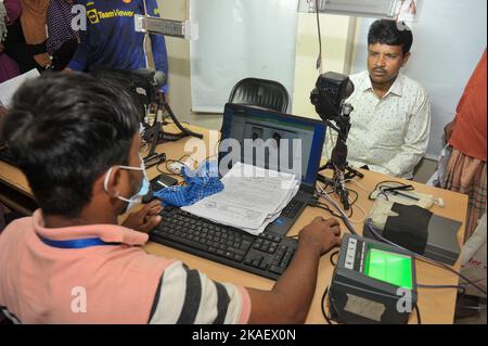 Sylhet, Bangladesh. 02nd novembre 2022. Un personnel de la commission électorale scanne l'iris d'un électeur au cours D'Un grand nombre de personnes qui attendent dans une file d'attente et fournit des données dans le bureau de l'UNO de Sylhet Companiganj alors que la commission électorale collecte des informations sur les personnes pour mettre à jour sa nouvelle liste électorale. On 2 novembre 2022 (Credit image: © MD Rafayat Haque Khan/eyepix via ZUMA Press Wire) Banque D'Images