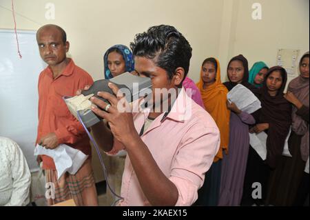 Sylhet, Bangladesh. 02nd novembre 2022. Un personnel de la commission électorale scanne l'iris d'un électeur au cours D'Un grand nombre de personnes qui attendent dans une file d'attente et fournit des données dans le bureau de l'UNO de Sylhet Companiganj alors que la commission électorale collecte des informations sur les personnes pour mettre à jour sa nouvelle liste électorale. On 2 novembre 2022 (Credit image: © MD Rafayat Haque Khan/eyepix via ZUMA Press Wire) Banque D'Images