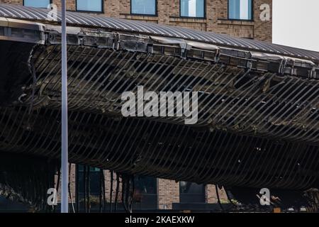 Slough, Royaume-Uni. 2nd novembre 2022. Des dégâts importants causés par un incendie sont illustrés à la gare routière de Slough. Les dommages subis par le bâtiment, qui a été ouvert en 2011 dans le cadre du projet de régénération du cœur de Slough, d'une valeur de 450m £, se sont produits au cours d'un incendie dans les premières heures du 29 octobre 2022 et font maintenant l'objet d'une enquête pour preuve d'une possible attaque d'incendie criminel. Crédit : Mark Kerrison/Alamy Live News Banque D'Images