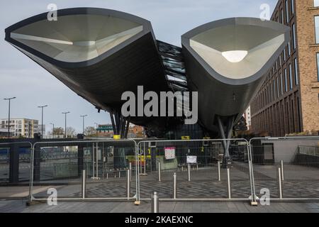 Slough, Royaume-Uni. 2nd novembre 2022. Des dégâts importants causés par un incendie sont illustrés à la gare routière de Slough. Les dommages subis par le bâtiment, qui a été ouvert en 2011 dans le cadre du projet de régénération du cœur de Slough, d'une valeur de 450m £, se sont produits au cours d'un incendie dans les premières heures du 29 octobre 2022 et font maintenant l'objet d'une enquête pour preuve d'une possible attaque d'incendie criminel. Crédit : Mark Kerrison/Alamy Live News Banque D'Images