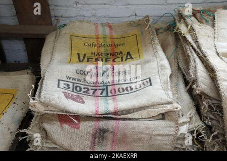 Pile de sacs dans une plantation colombienne de café Banque D'Images
